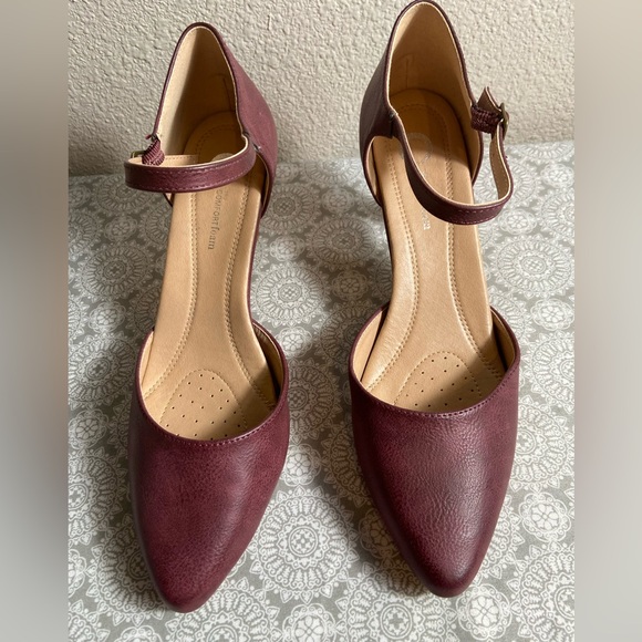 Journee Collection~Chic~Bette~Faux Leather~Almond Toe~Pump~Buckle Closure~Size 9 - Picture 4 of 14